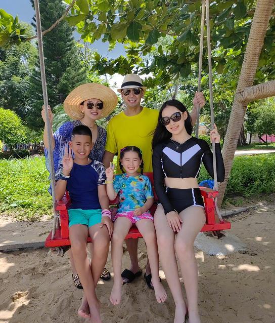 赵文卓|赵文卓:长女归来合家欢,百忙之中抽时间适时安排一家五口海边游