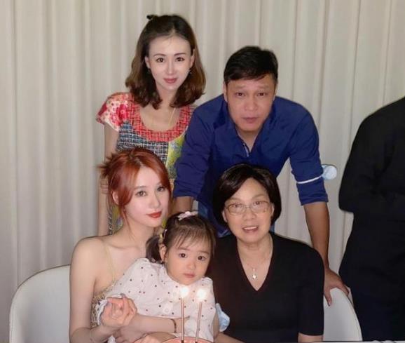 范志毅|范志毅女儿晒露背美照引热议，身材傲人气质佳，碾压网红明星