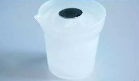 婆婆每次出远门都要在冰箱放硬币？一问才知道有这种妙用！