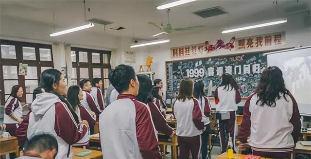 因女学生太漂亮,师母竟将浓硫酸泼向了她,1999年江西毁容案始末