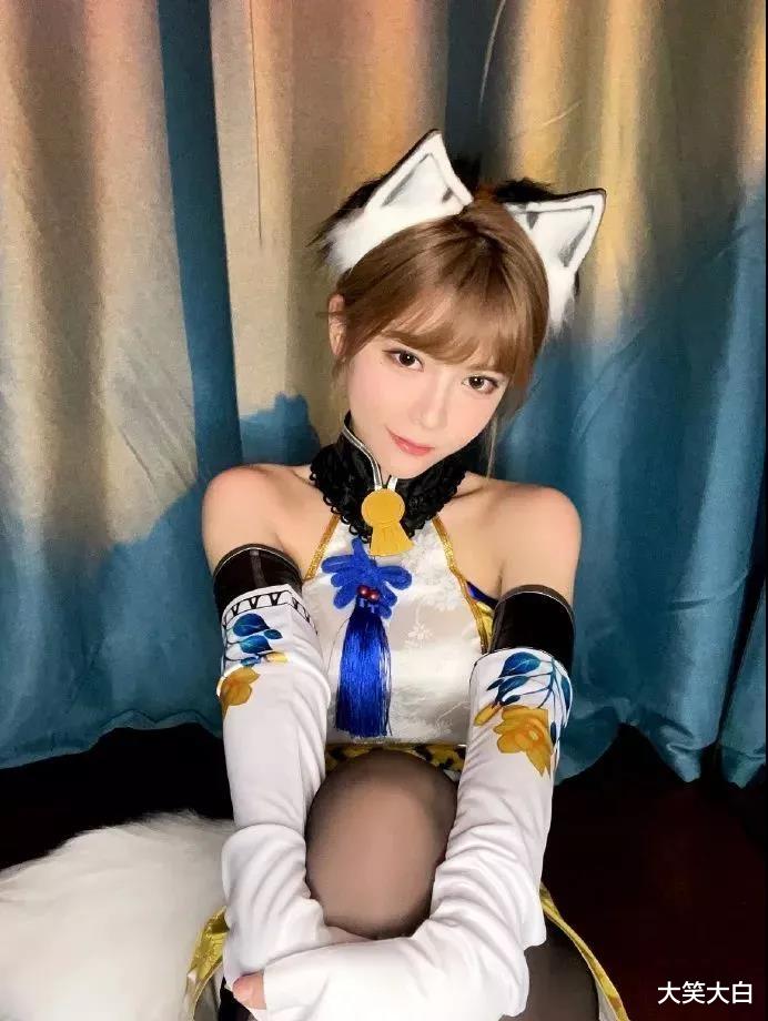 “伴娘怕抢了新娘风头躲在角落里玩手机!”这伴娘确实没得挑啊