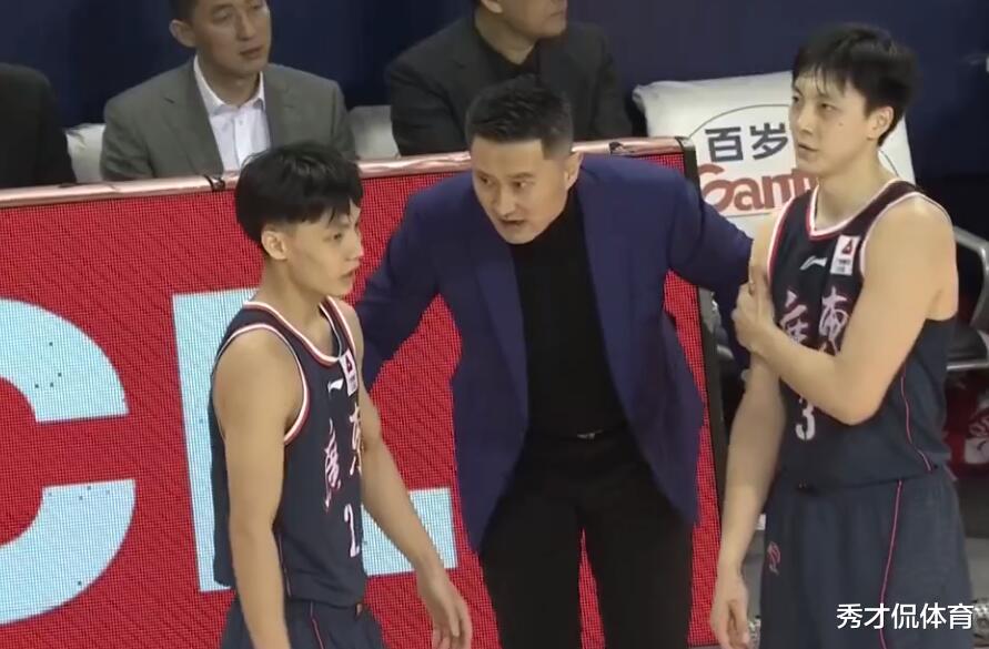 徐杰|大秀操作！徐杰14+8霸气单手抡抢篮板，杜锋点赞1米79“徐中锋”