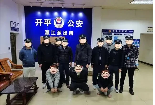 广东江门,一男子开车上高速后,通过后视镜看到一辆宝马车跟在后面