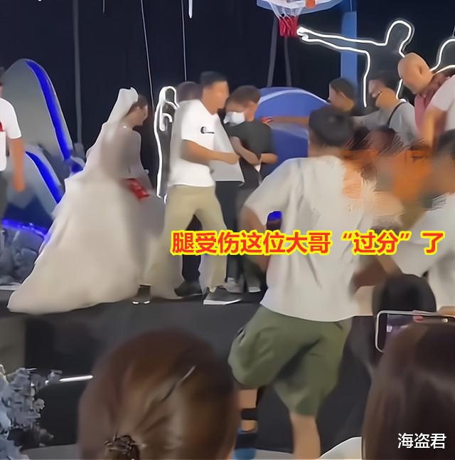 新郎喊“爸爸”，朋友齐答应硬塞“改口红包”，新娘笑得没心没肺