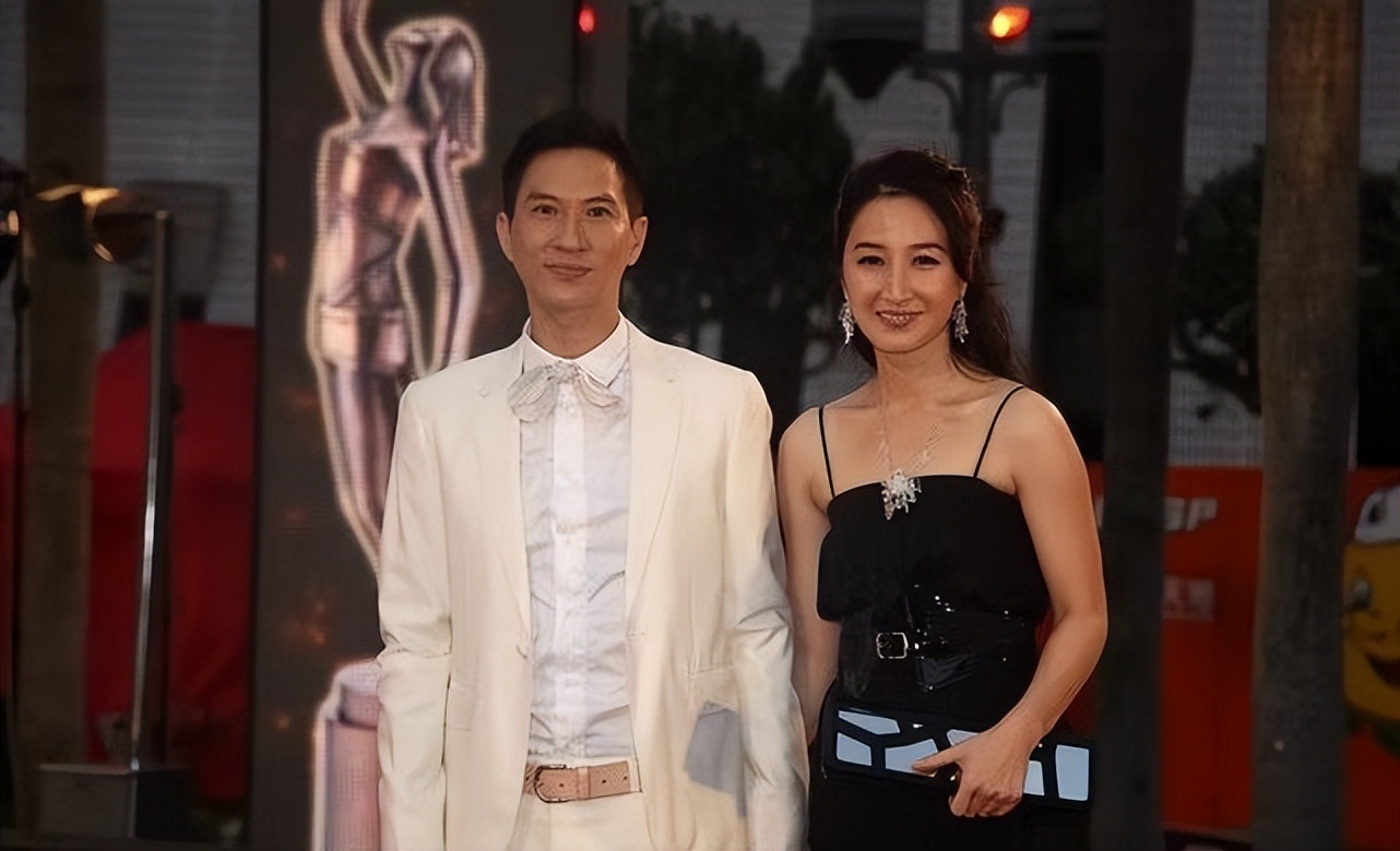 张家辉|张家辉大3岁老婆身材真好！依旧像大家闺秀