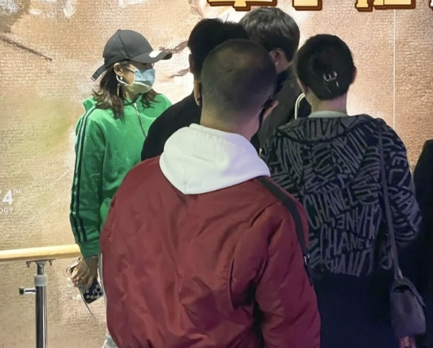 章子怡|汪峰携家人看展被偶遇，从背后抱章子怡贴身热聊，儿子被赞超可爱