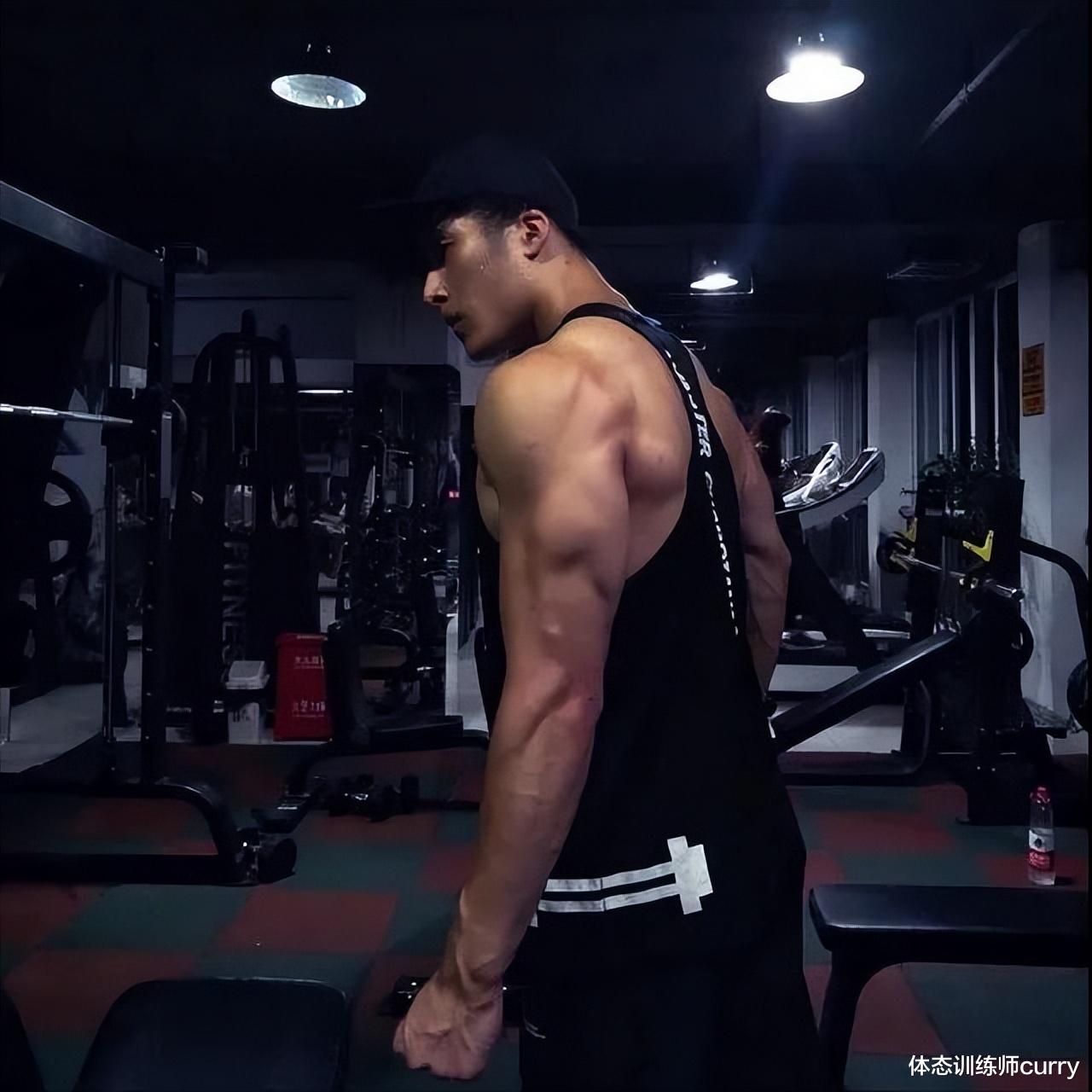 健身教练|人民教师坚持健身六年，身材比健身教练还好，网友：想叫她老公