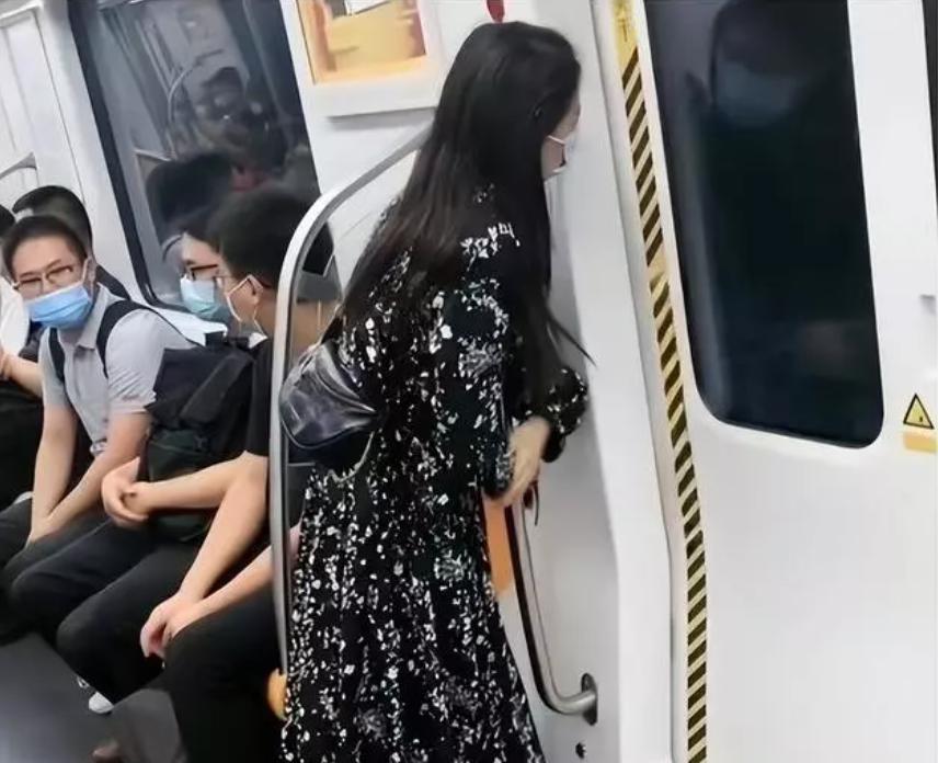 女子在地铁上内急,在一旁直跺脚,路人为她打气:坚持2分钟