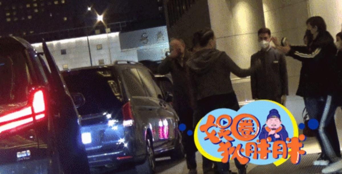 徐帆|徐帆宋丹丹深夜聚餐被拍!打扮休闲状态松弛,热情牵手街头热聊