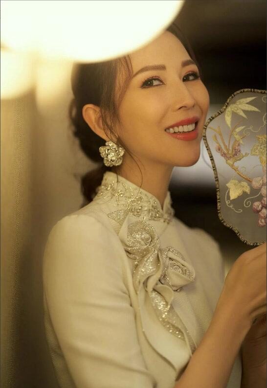 蔡少芬|蔡少芬不愧是“港姐”出身，48岁穿旗袍优雅又曼妙，娘娘又惊艳了