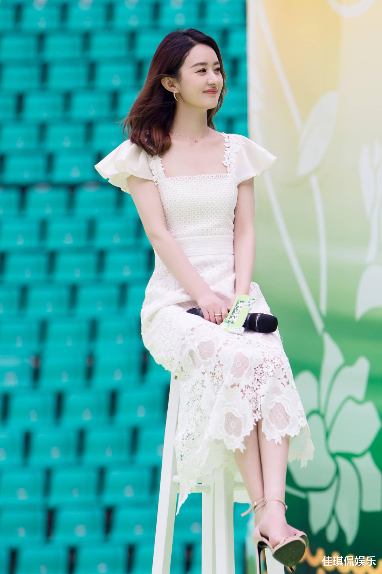 女人味|被赵丽颖美到了,白色蕾丝裙造型优雅还很有女人味,美到了骨子里!
