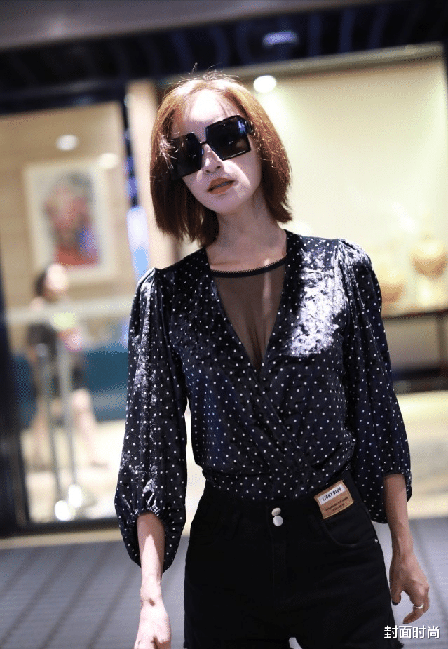 看脖子就知道张歆艺有多瘦,穿V领衬衫配薄纱当内搭,还挺保守的