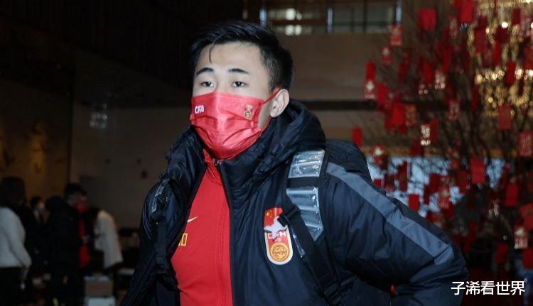国足|凌晨2点! 资深媒体人做出争议表态：中国男足遭质疑，球迷骂声一片