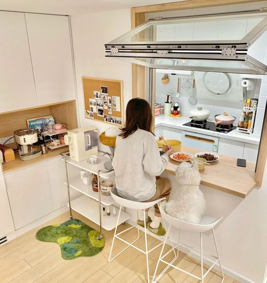 姑娘晒出75㎡独居小家:厨房装“内窗”做吧台,用餐区也太舒适了