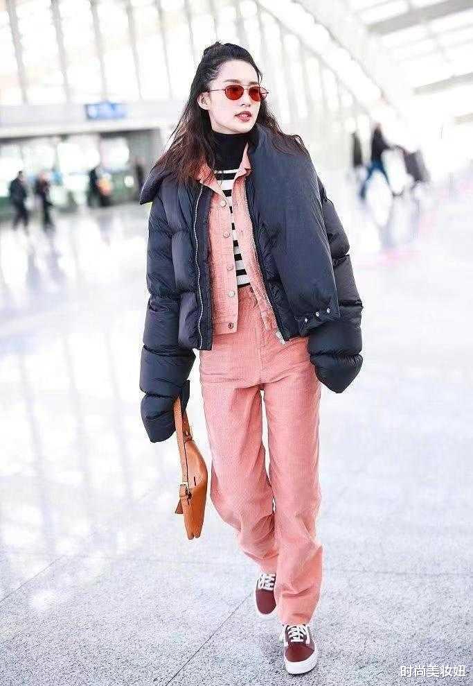 李沁|李沁把羽绒服穿出时髦感，粉色套装叠穿羽绒服，洋气不止一点