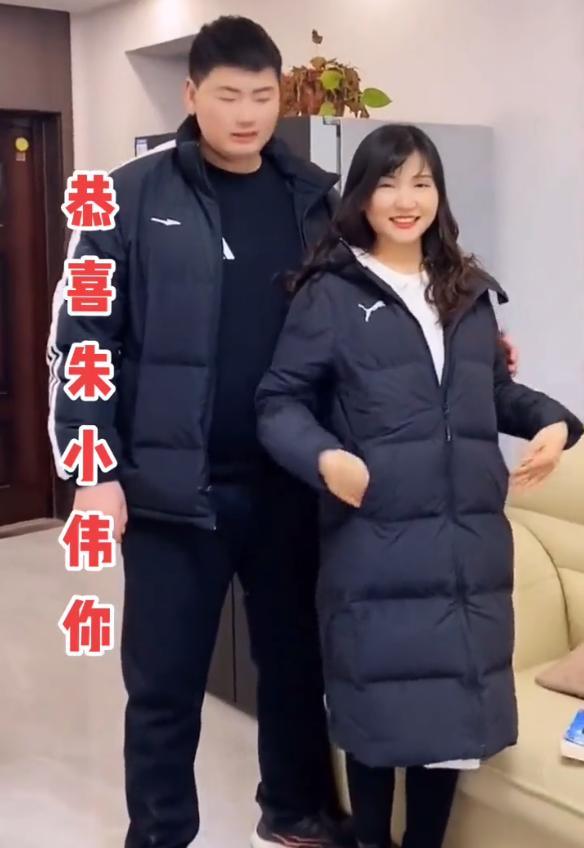 陈亚男|朱小伟疑官宣恋情，与美女穿情侣装秀恩爱，网友：亚男哭晕在厕所