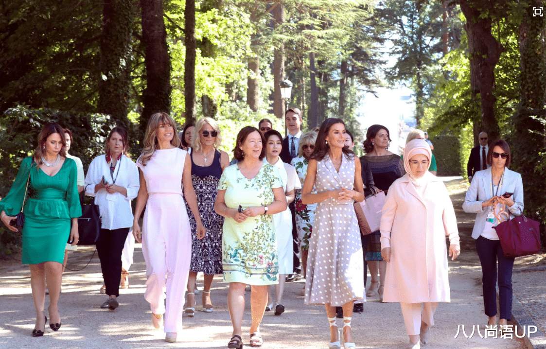 50岁莱蒂齐亚当“导游”,一袭波点裙知性又大方,不输小3岁超模