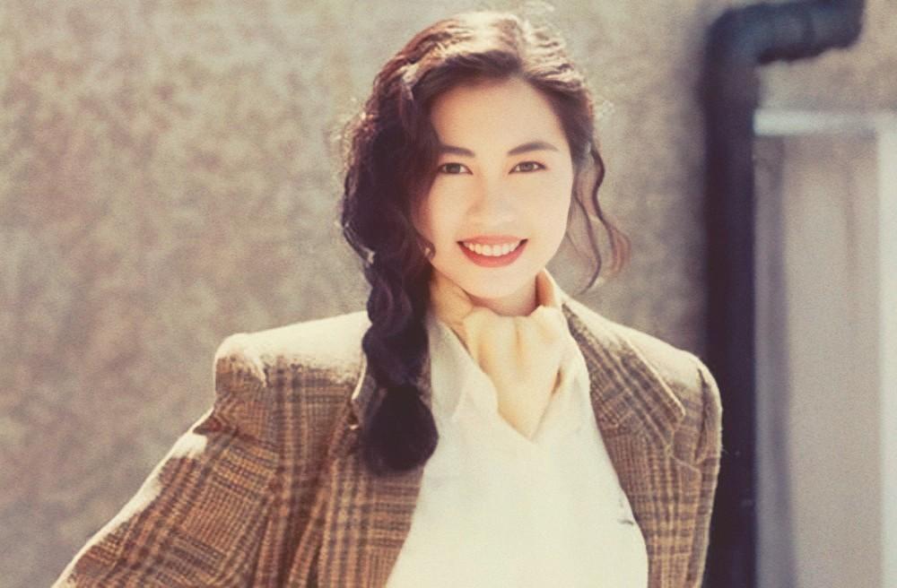 张扬|“六福珠宝创办人”杨宝玲：经历两段失败婚姻，三婚带儿子嫁初恋