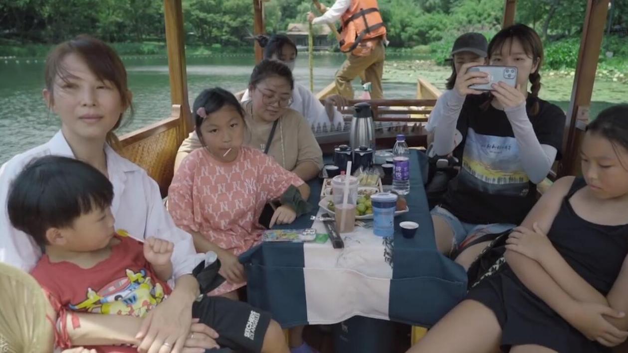 蔡少芬|蔡少芬陪丈夫打卡西湖，49岁素颜穿T恤像家庭妇女，儿女颜值太拉垮