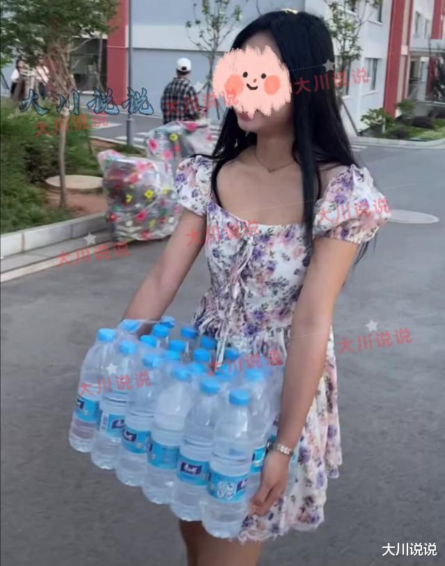 云南高校一女大学生穿裙子卖水,刁钻蹲姿亮眼,网友:套路少黑丝