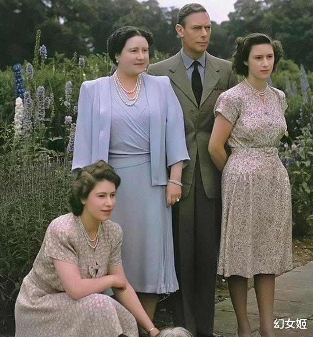 |查尔斯73岁即位因墨水笔而暴怒,英女王25岁登基却表现过人!