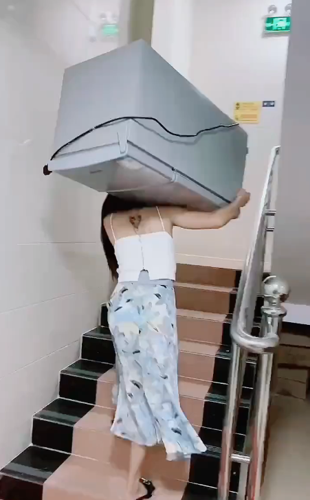女子搬进男友家居住,独自扛冰箱上楼,男友:平时力气不是很小吗