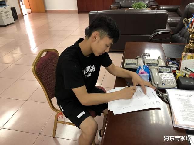 广东男篮|广东7人合同续约完毕！阿联周鹏顶薪，赵睿降薪，徐杰年薪压曹芳