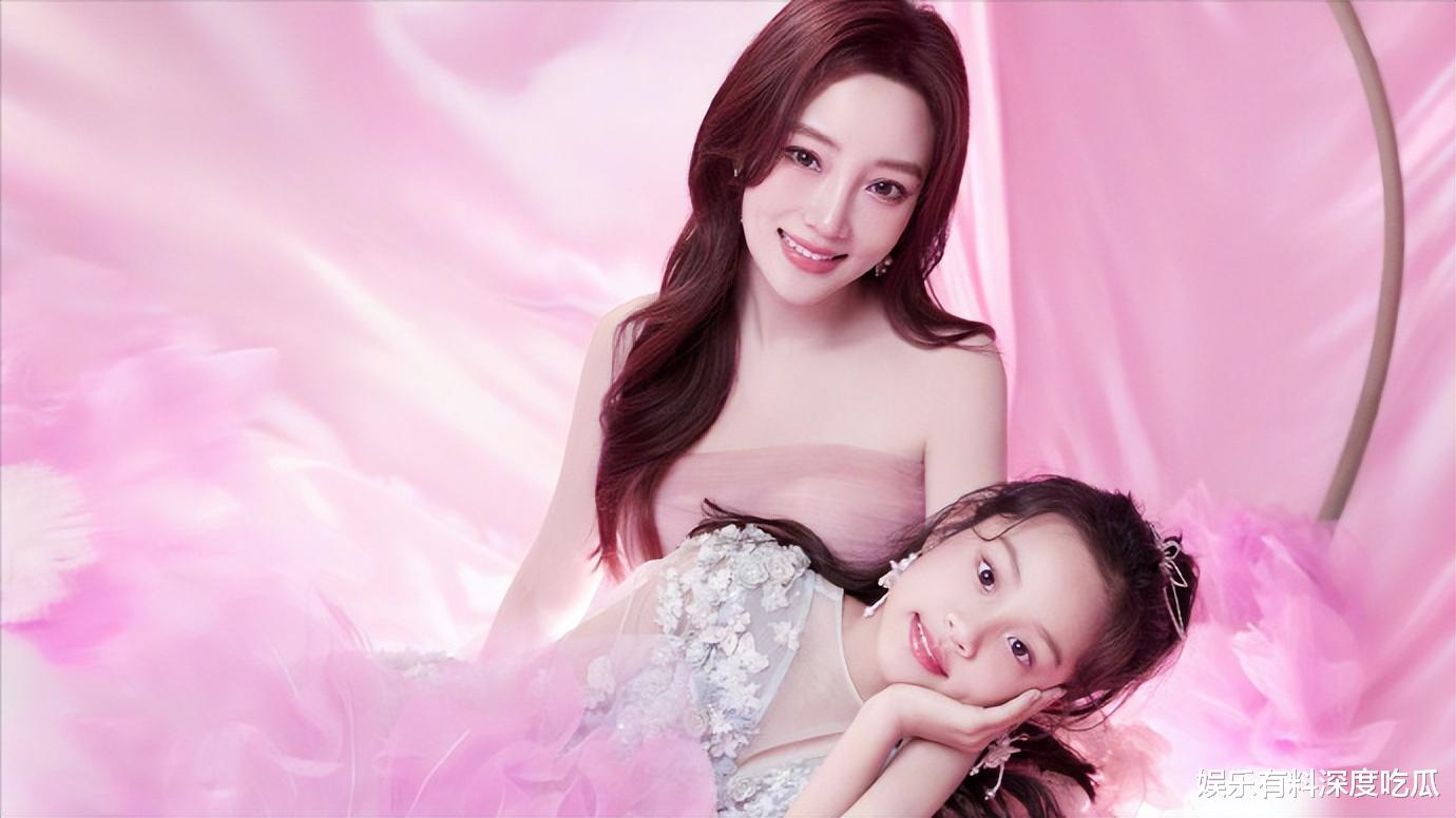 李小璐|李小璐分享动态,甜馨长得越来像李小璐了,画面非常温馨