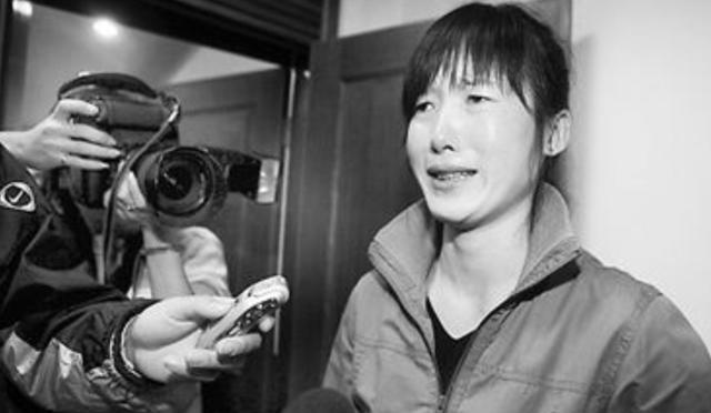 王德显|退役冠军艾冬梅：被克扣20万，脚畸形街头带娃卖菜，贱卖19块奖牌