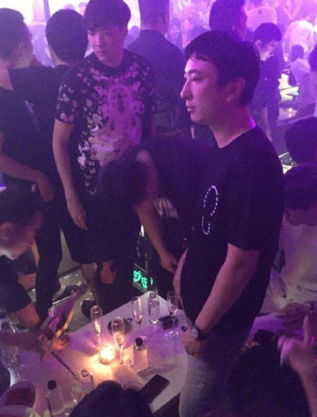 王思聪|34岁王思聪骑马照曝光!年轻少女相陪,身穿粉色衣服变身白马王子