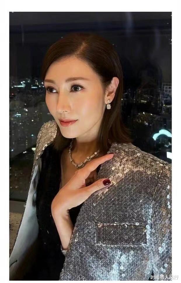 李嘉欣|51岁李嘉欣捡回一命后高调出院！参加聚会晒美照，穿格纹衣好端庄