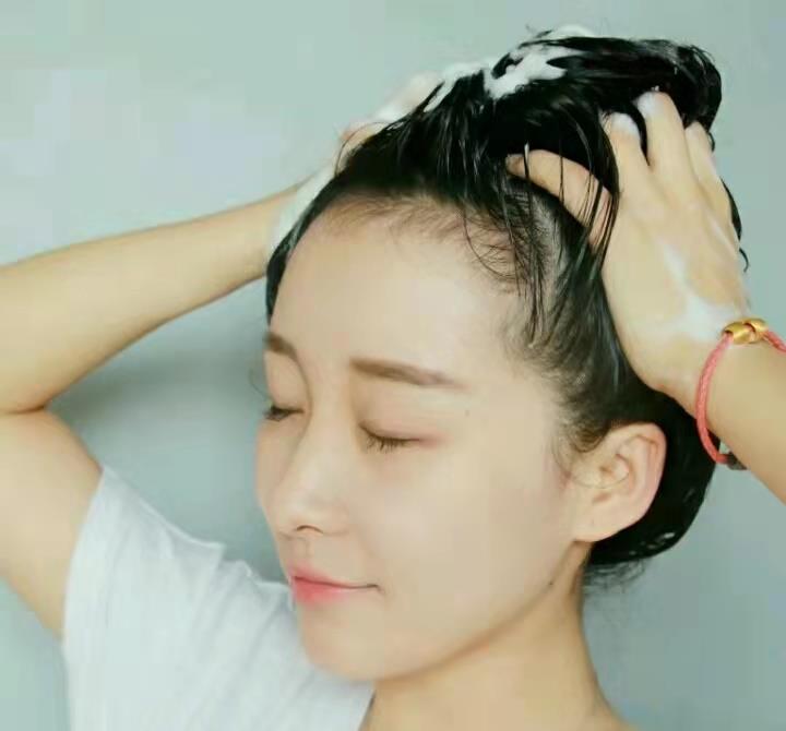 羽绒服 洗头时很容易犯的四个“错误”，难怪发量越来越少，尤其是第三个