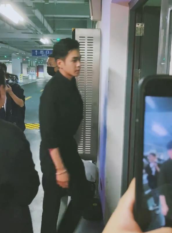 唐艺昕|张若昀唐艺昕夫妇同框,贴面耳语显羡煞旁人!