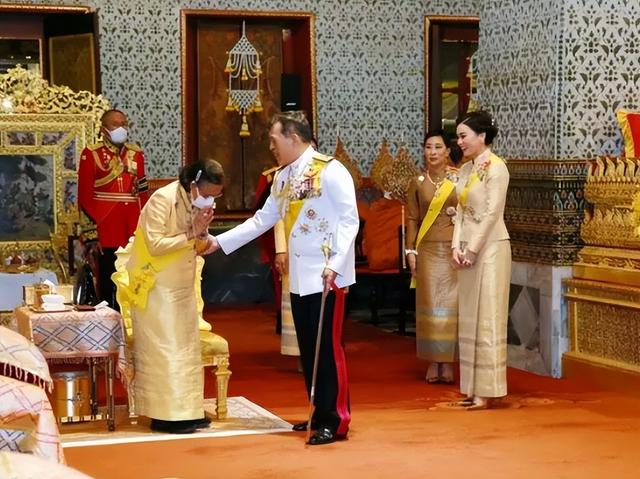 苏提达|帕公主同台合影苏提达，坐上提帮功储君位，思蕊梵出镜下跪长姐