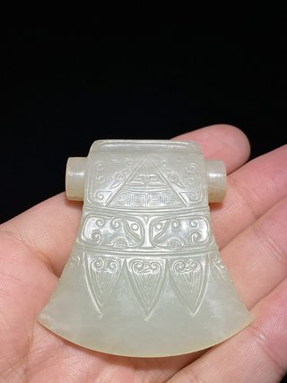 和田玉籽料|清乾隆 和田玉籽料 白玉 玉钺 博古兽面纹 斧形珮