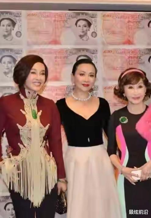 刘嘉玲|刘晓庆同框刘嘉玲,一个戴翡翠一个戴珍珠,才发现戴首饰也有讲究