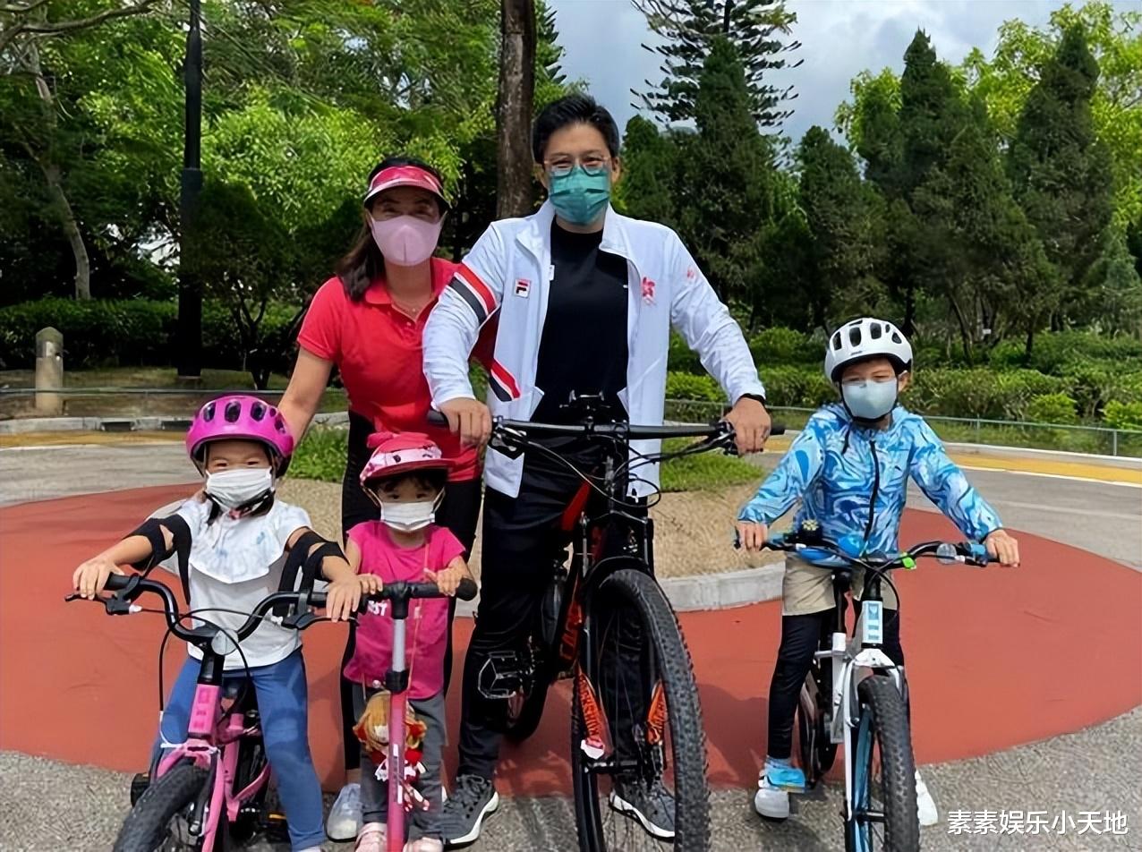 郭晶晶|郭晶晶带2孩子学轮滑，霍中怡太小不能站稳，只能看着哥哥姐姐