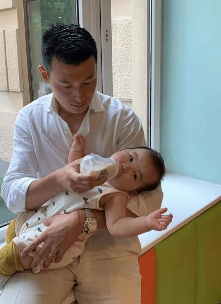 朱珠|朱珠丈夫久违更新动态，晒出女儿喂奶照，两人同框超有爱