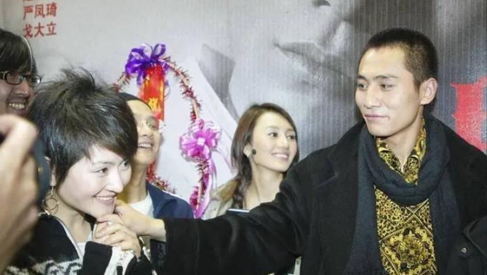 谢娜|41岁的谢娜：和张杰结婚11年连生3胎，但与刘烨的6年也不是白纸