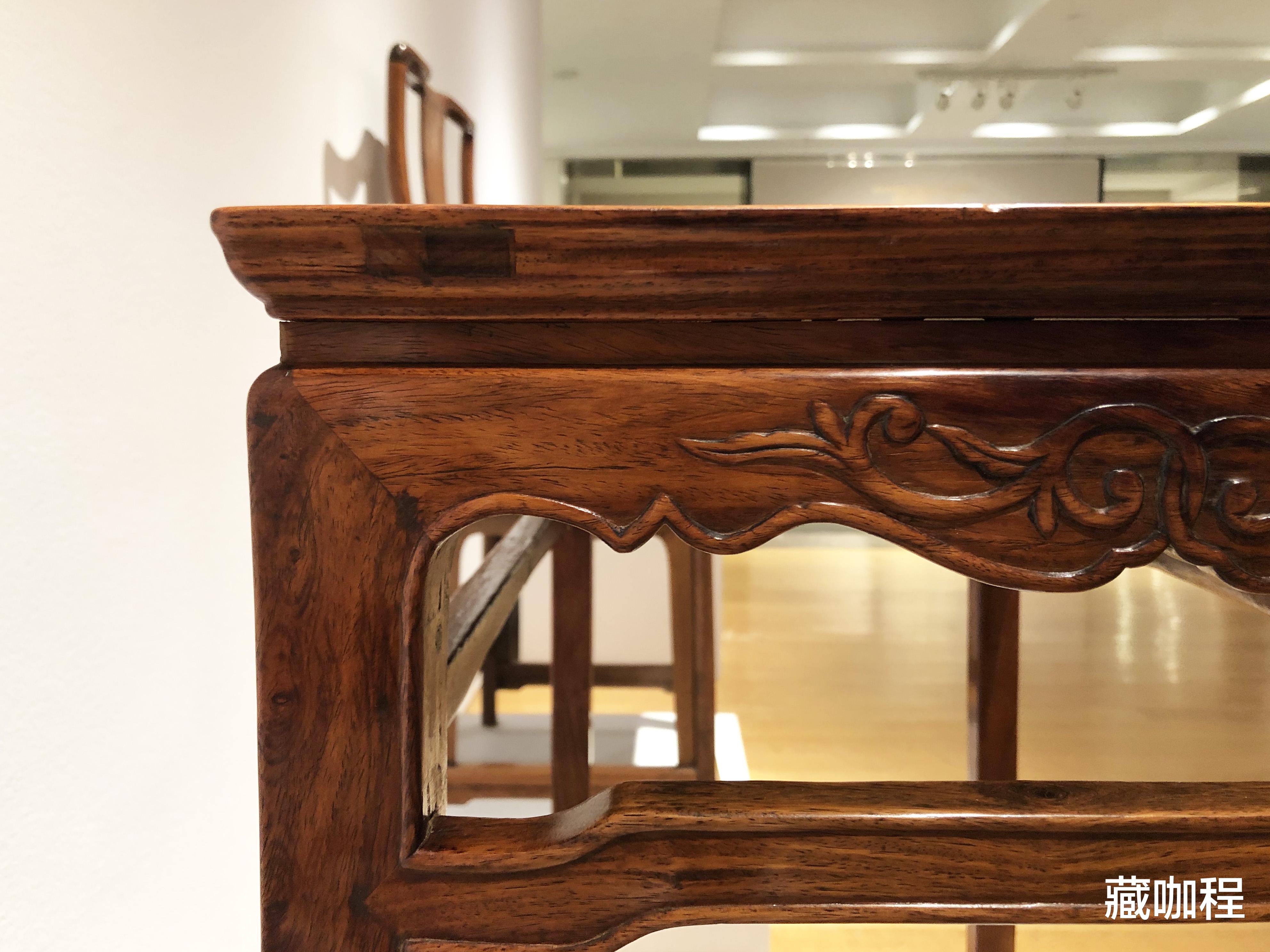 |纹理清晰、油性强，黄花梨小桌细节有代表性