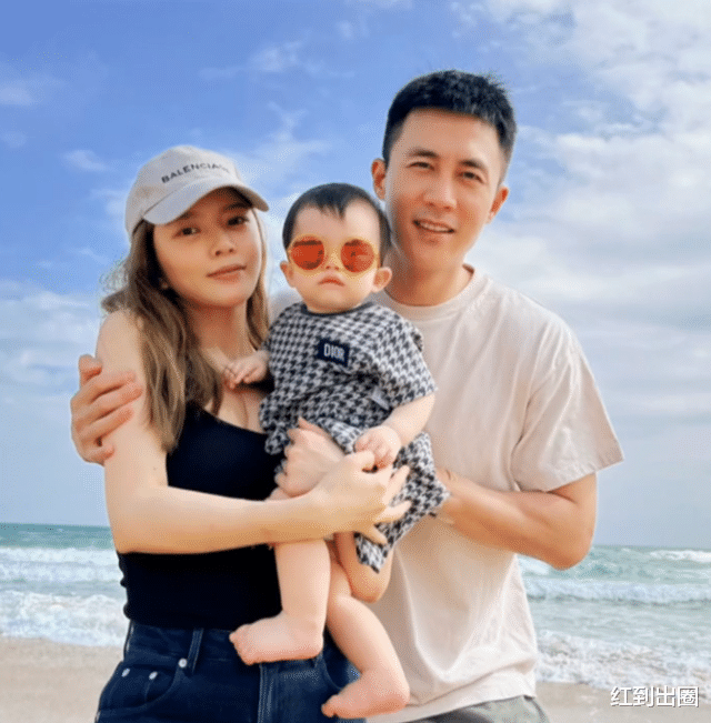 杜淳|杜淳一家三口去海边度假，王灿穿吊带环抱老公脖子，产后身材更吸睛
