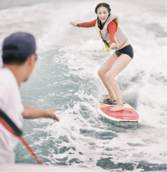 佟丽娅|佟丽娅现身三亚玩太嗨!不怕冷秀长腿学冲浪,腰间赘肉明显太抢镜