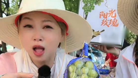 知名港星带货太惨！街边卖水果，戴草帽像村妇，卖力吆喝无人认出