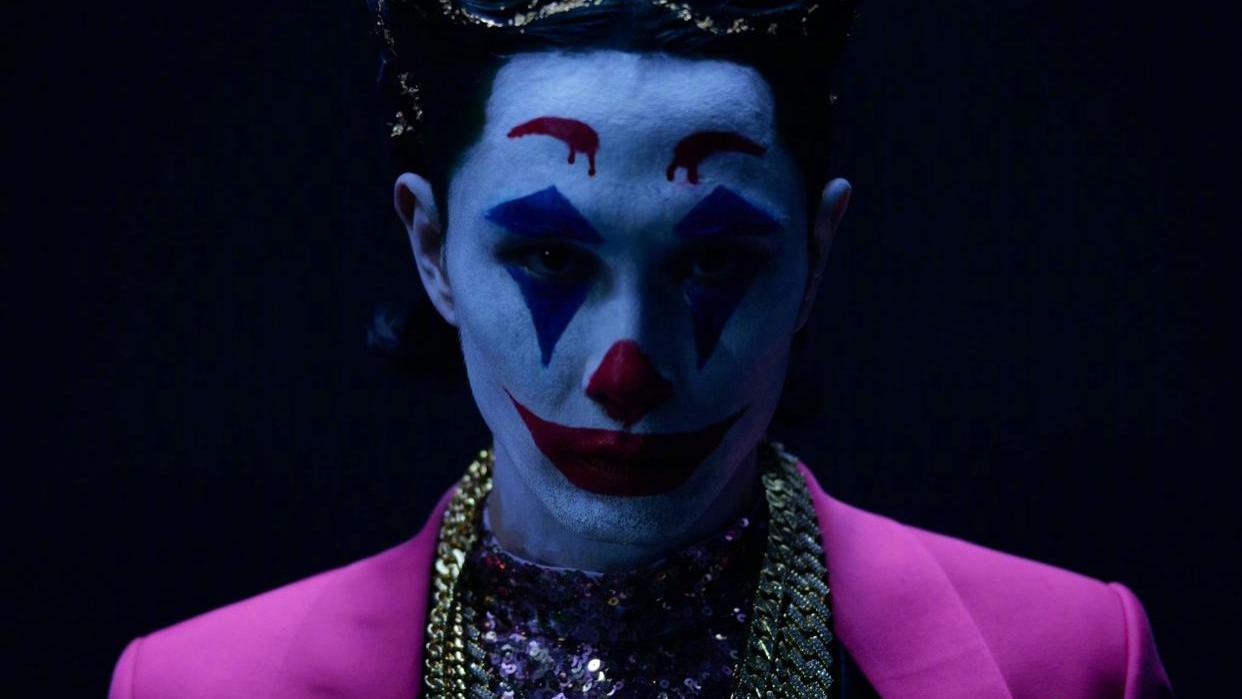 李承铉|李承铉微电影玫红西装搭配小丑妆，打破次元壁，背后暗含深意