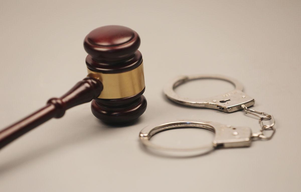 女子上厕所被陌生男子尾随殴打,嘴咬女子鼻子,还想拔掉她的舌头
