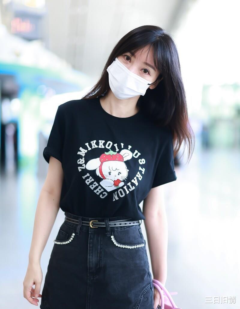 柳岩|柳岩黑色短T牛仔裙现身机场,清纯甜美可爱至上