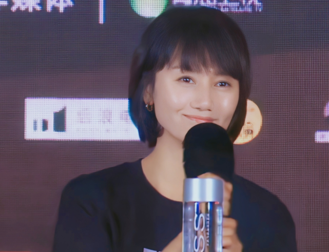 血糖 8位女星同活动比美！43岁章子怡少女麻花辫，周冬雨快“秃”了