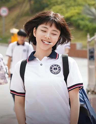 杨紫|谭松韵：周末外出放轻松，赶在寒冬来临之前裹着厚围巾外出晒太阳