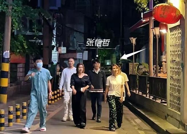 张信哲|长沙偶遇张信哲,夏天穿外套不怕热,周慧江美琪也在现场