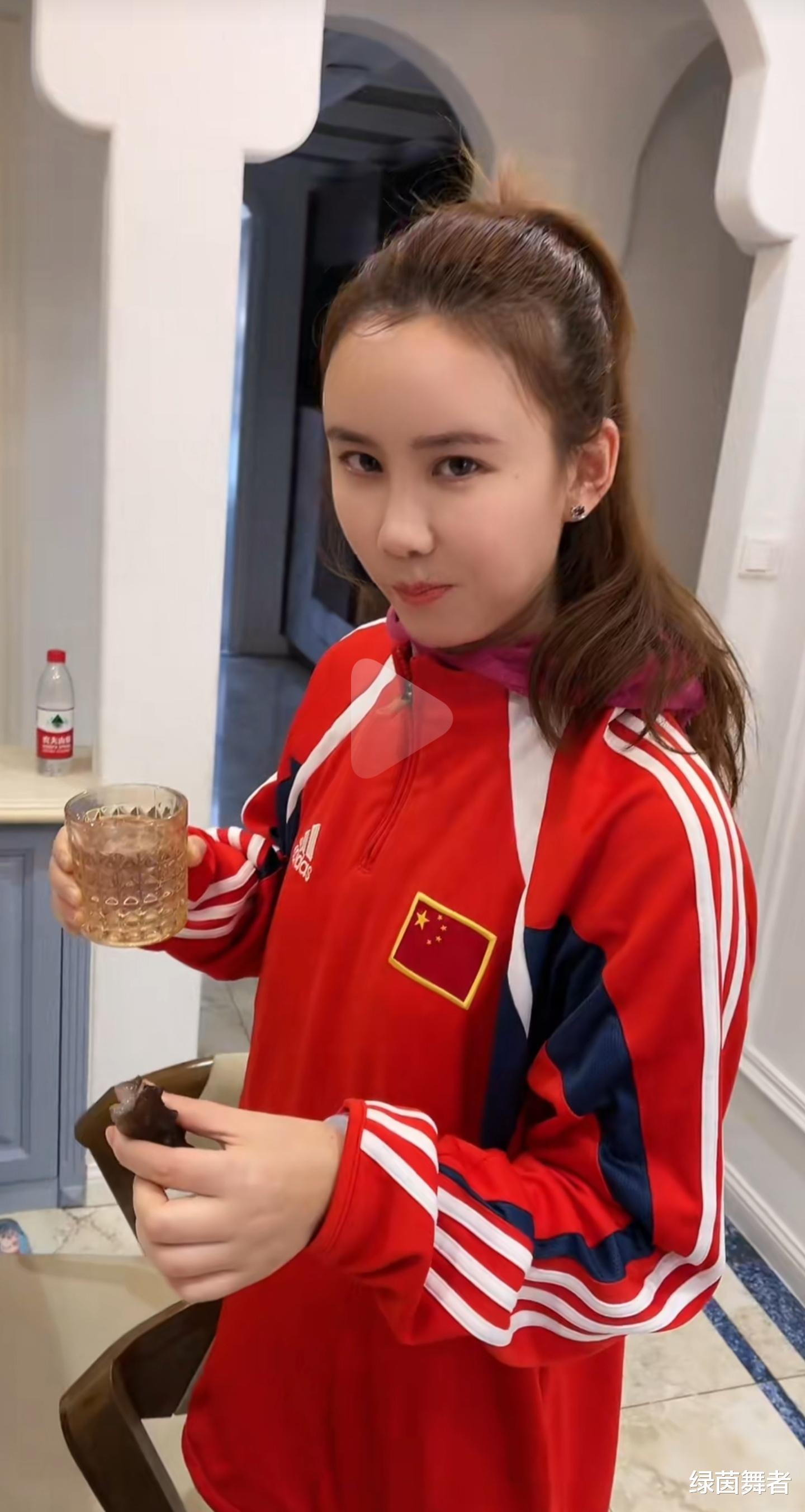 |34岁国脚晒海参暗讽球迷，小3岁模特妻子抢镜，价值千万豪宅曝光